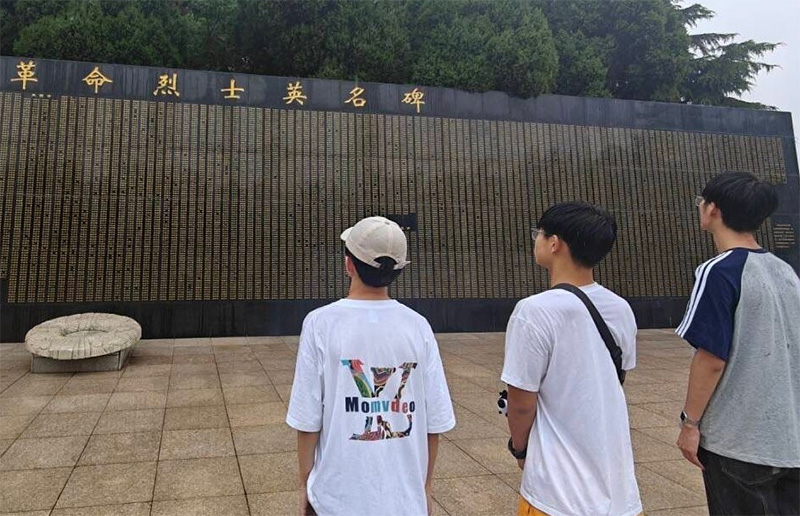 ��ɫ������Ļ����ʵ�������£�ʵ���Ӹ���ʿ��԰������ι�ѧϰ