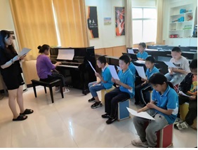 ����������ҵѧԺ�߲ʼ��ڣ�é����·�����࣬����ĺ���ӹ���