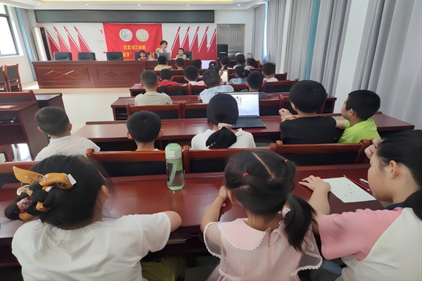 �������ѧԺ���ഺ���Ρ�ͨ��־Ը����ӿ�չ��ʳ�Ļ����˽�����֪