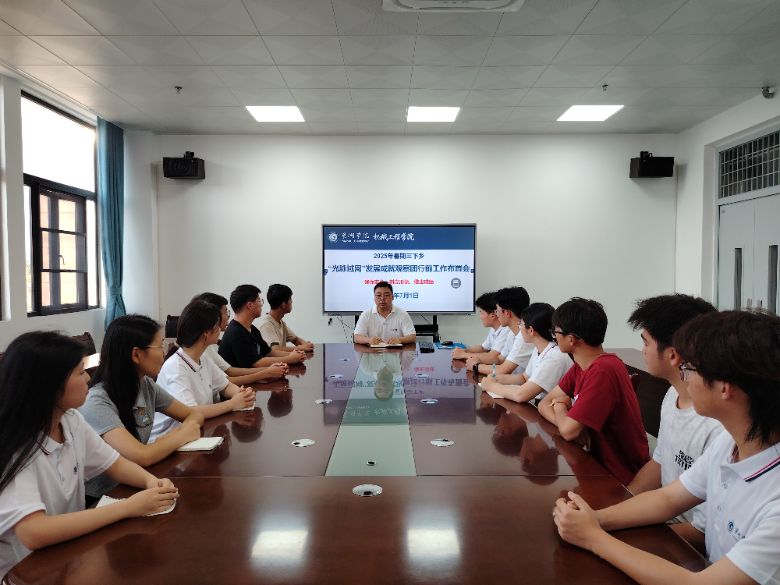 �۽���կ�����ҵ������ѧԺ��е����ѧԺʵ����̽Ѱ��ɫ��չ·