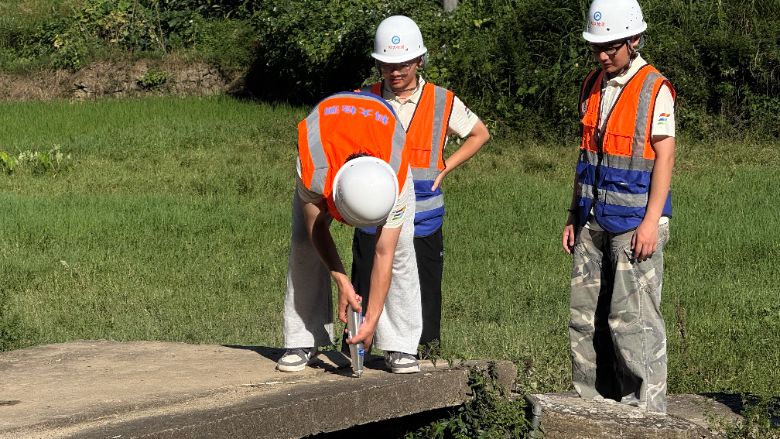 图片包含 草, 户外, 人, 体育AI 生成的内容可能不正确。