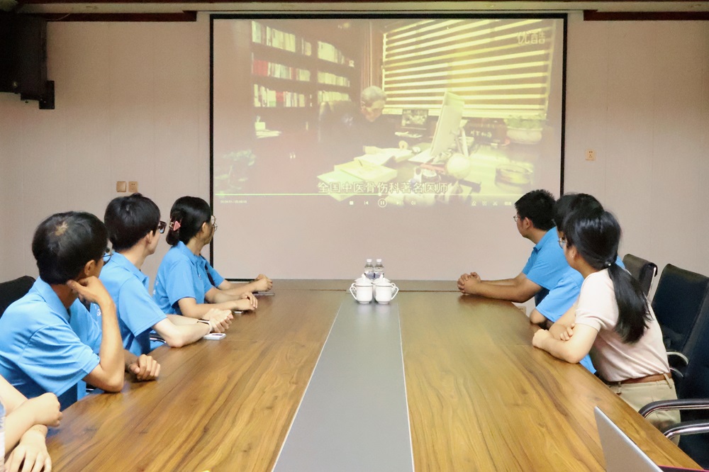 ̽Ѱ�ŷ����ǣ����ͷ���ҩ�ϡ����ӱ���ҽҩ��ѧҩѧԺ������ҩ�㡱ʵ���Ÿ�����������չʵ���