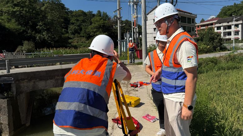 戴帽子的人在街道上AI 生成的内容可能不正确。