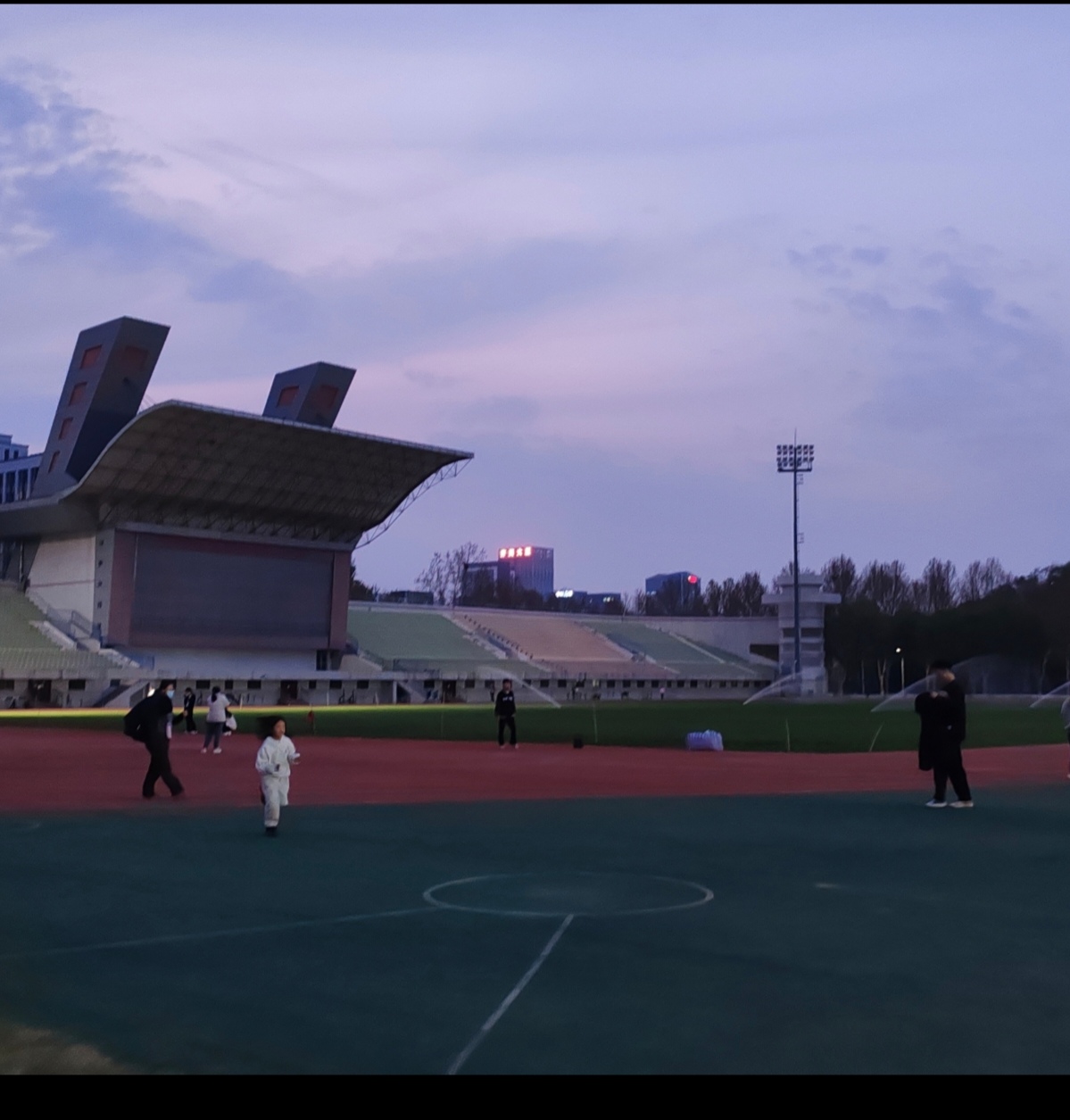 ɽ��������ѧУ�˶��ὡ����ѵ����չ��չʾ�ഺ����