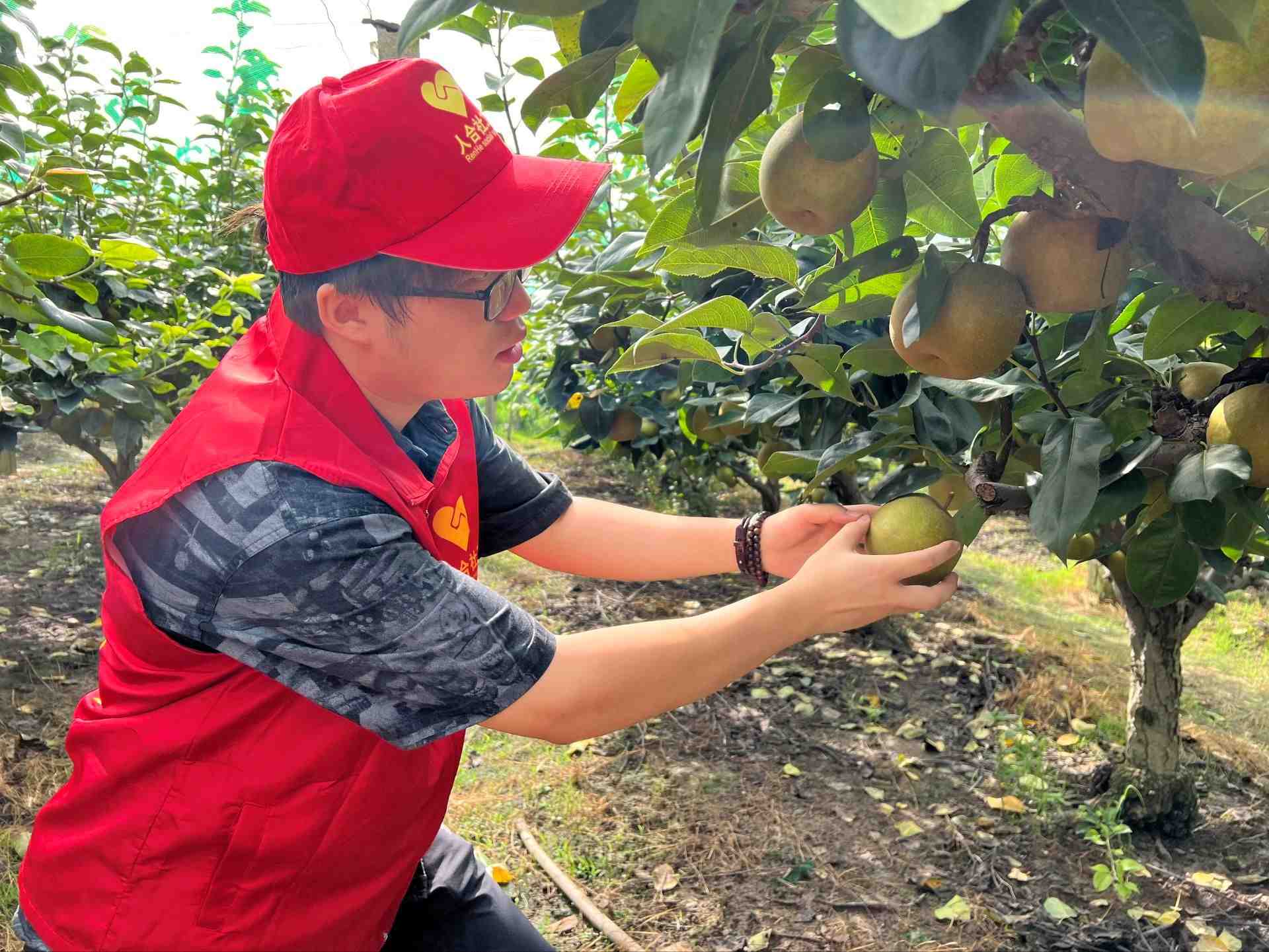 ��С����־Ը����ӡ���չ���߽�֣½�̼�ͷ��һ�����ӵ���ů��ʵ���