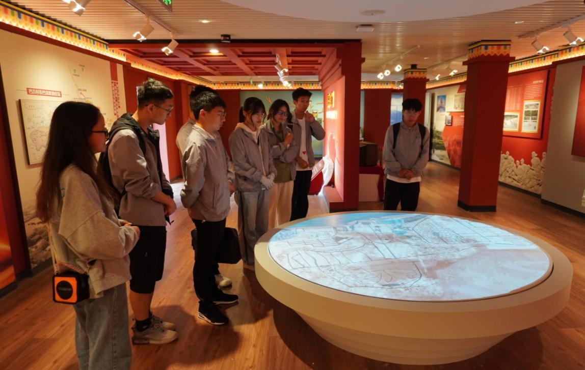 ��ɫ֮�ã����Ϲ�ҵ��ѧѧ���Ŷ�̤�����أ�׷Ѱ��ʷ���Ž������