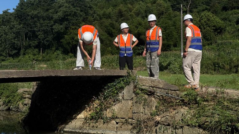 图片包含 户外, 人, 男人, 帽子AI 生成的内容可能不正确。