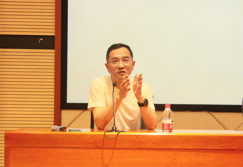 ��������ݰ������ʯ�ʹ�ѧ����ѧԺ��չ���й���ͳ����ʱ�л����ר�⽲��