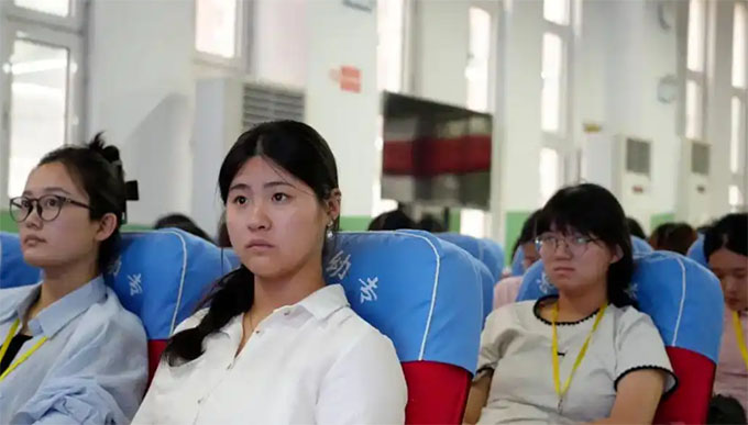 �ӱ���У½����չ��ѧ����ҵ����ʾ�������