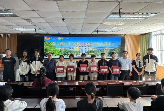 �����Ƽ���ѧ��֧������ҵ�ؿ�չ��������ҵ���ķ�ͬ�С������