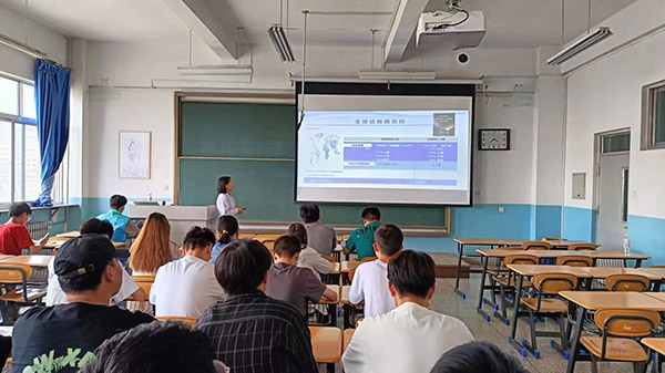 ���ν�˺���ѧ����·��־Ը������Я��УҽԺһͬ���շ��ν��֪ʶ