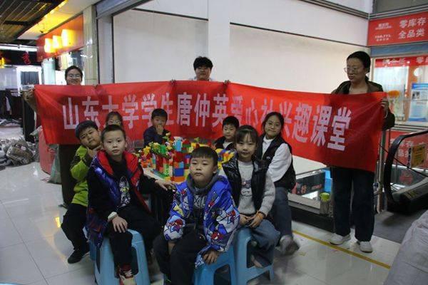 ɽ����ѧѧ������Ӣ��������Ȥ�������ڷ�װ�ǰ��ʮһ�»�ܽ�