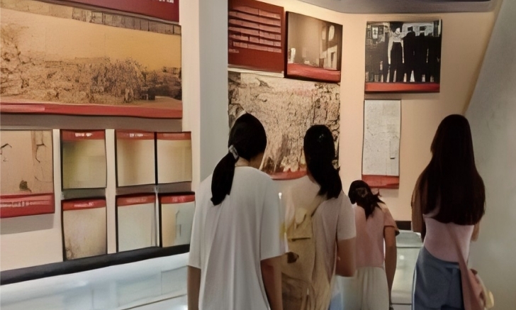 小队成员在参观历史纪念馆