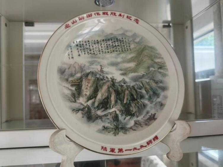 陆军家中摆放的抗战纪念品