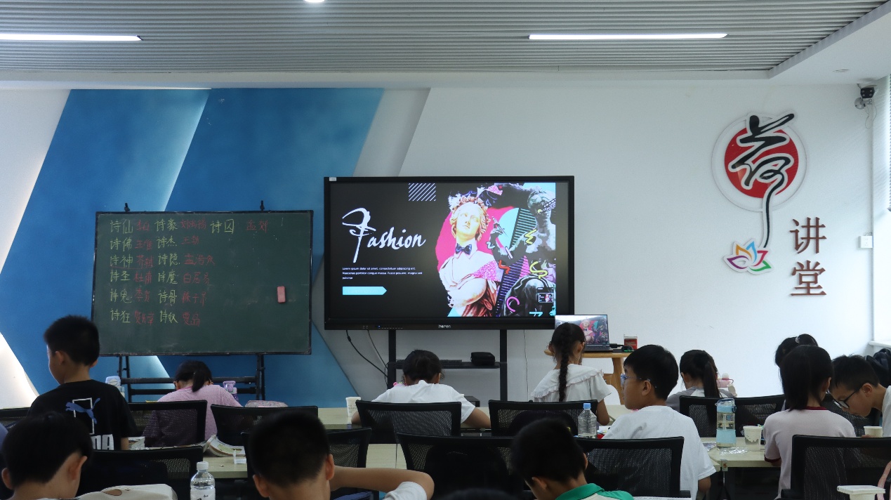 ִ�ʻ�ͯ�ģ�ʯ�������ϡ�����Բ�Ρ�ʵ�����ں���Сѧ��չ������ɫ�γ�