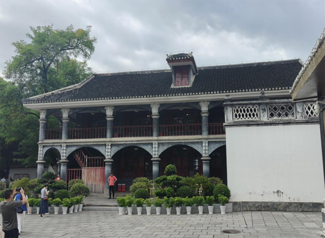 ������ѧѧ�Ӹ����忪չ��ɫ��ѧ�����»��龫�������ഺʹ��