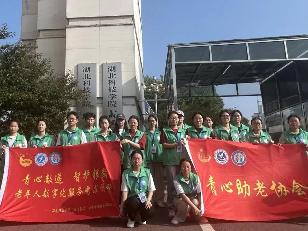 ͼΪ�Ŷ���ѧУ�ſں�Ӱ��������ͼ