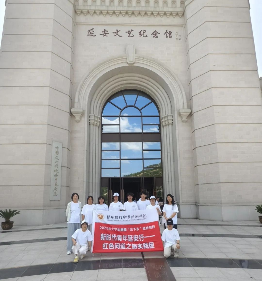 �����ƾ�ְҵ����ѧԺ����ɫ�ʵ�֮�á�ʵ������֯��չ��һ��һ�̡��滭����ʵ���