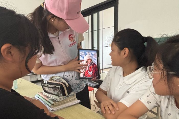 ��������ý���壬˫���ѧ��ͯ�ġ������Ͼ�ʦ����ѧ̩��ѧԺ��ʯ��־Ը�Ӹ��������Ƹۿ�չ���ڽ���ʵ���