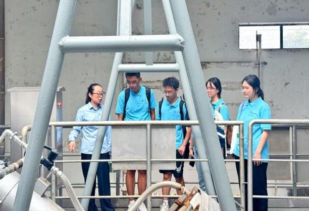 �ഺ��ˮ��ǭ�У����ղ���������  �����Ӻ���ѧ����ˮ���̻�ˮ�������յ���С�ֶӵ�̼��������̬ʵ��