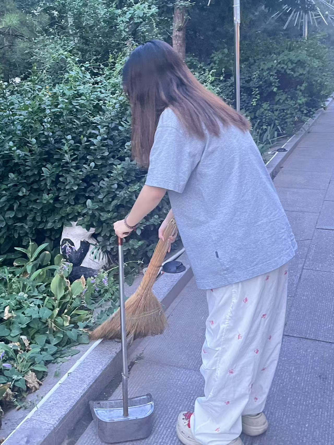 �Ͼ��ƾ���ѧ������������־Ը�š�����԰����ȫ�ػ�����̼���ů�ķ���������