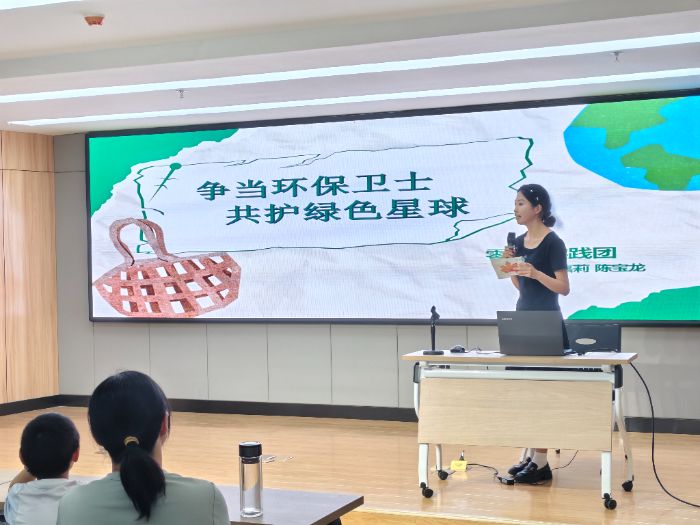 ��ͨ��ѧЯ���ٽ�����������̼���ഺ�У���ɫ����ֲͯ��