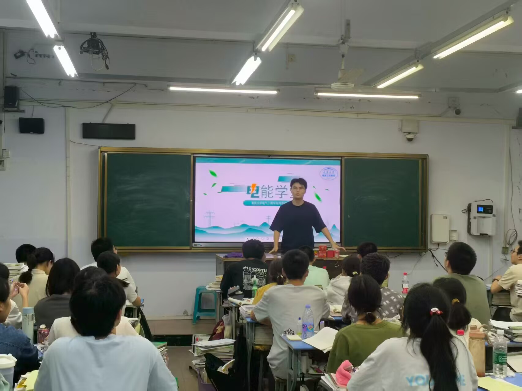 �������ս�У԰ ��ȼѧ�ӿ�ѧ��