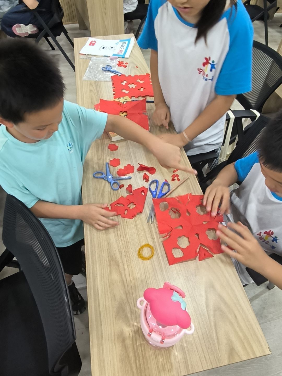 �ϲ��Ϻ�Я���������а࣬��ȫ��ͯ���ķ�չ