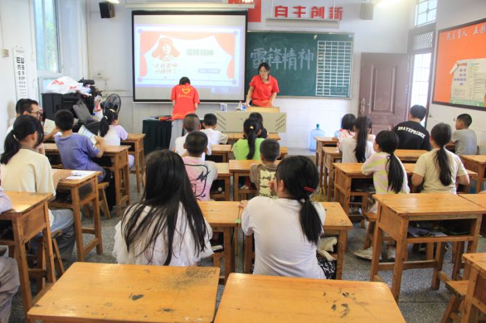 ��ʦѧ�������磺�����׷澫�� ���۷ܽ�������������ʦ��ѧԺ��������������ſ�չ�׷澫�����������