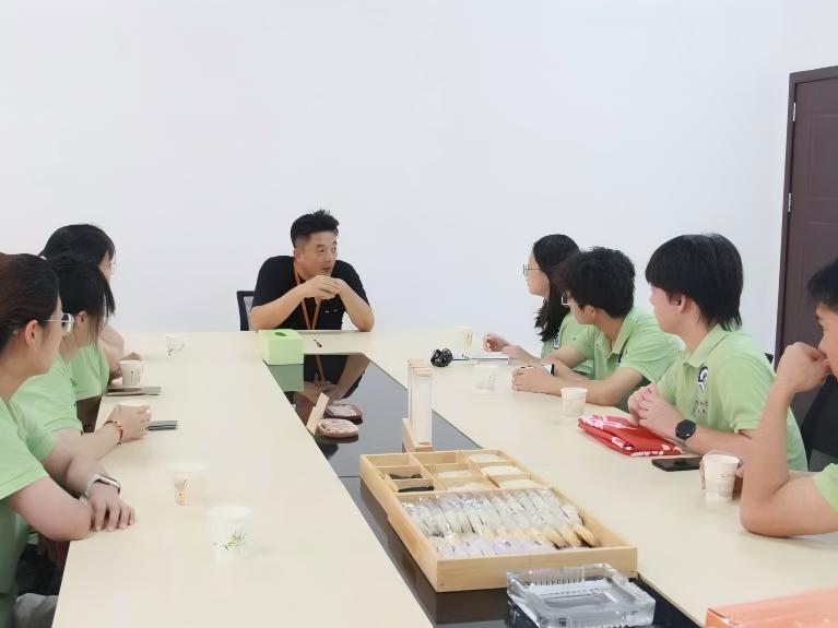 �����ƾ���ѧ�ǻ桰��ɫ��ʵ��������Ǧɽ��ҵһ��