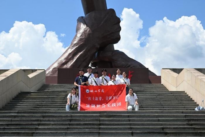 ����ѧԺ������ѿ�����У�����֮�������ഺ����·