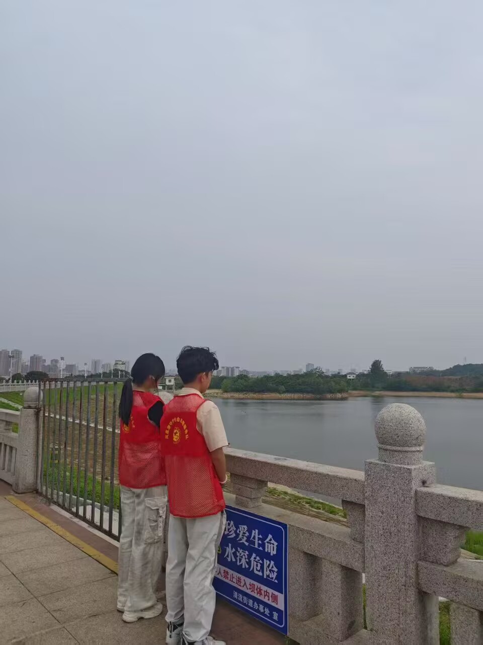 ����ѧԺ־Ը����˫�ж���������԰   �ػ���ˮ