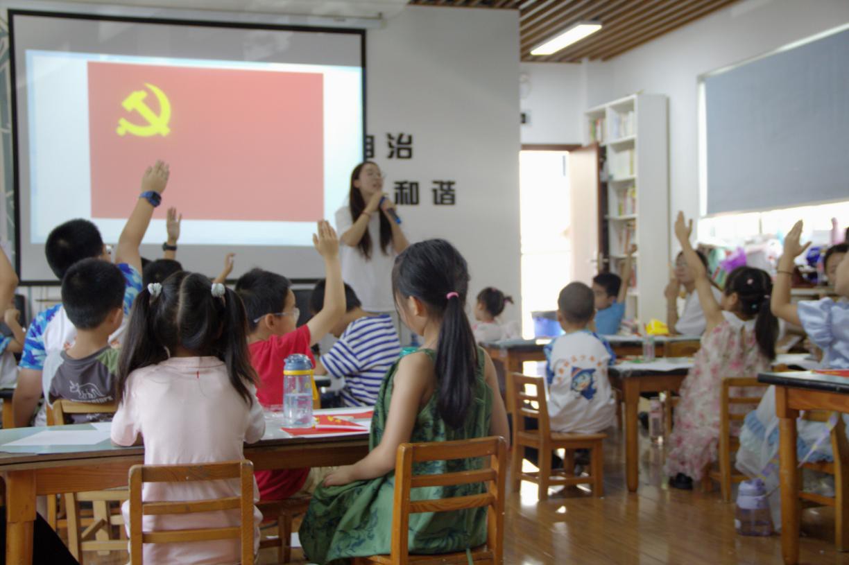 薪火相传映初心 青春志愿伴童行——成理学子与社区儿童共绘“红色