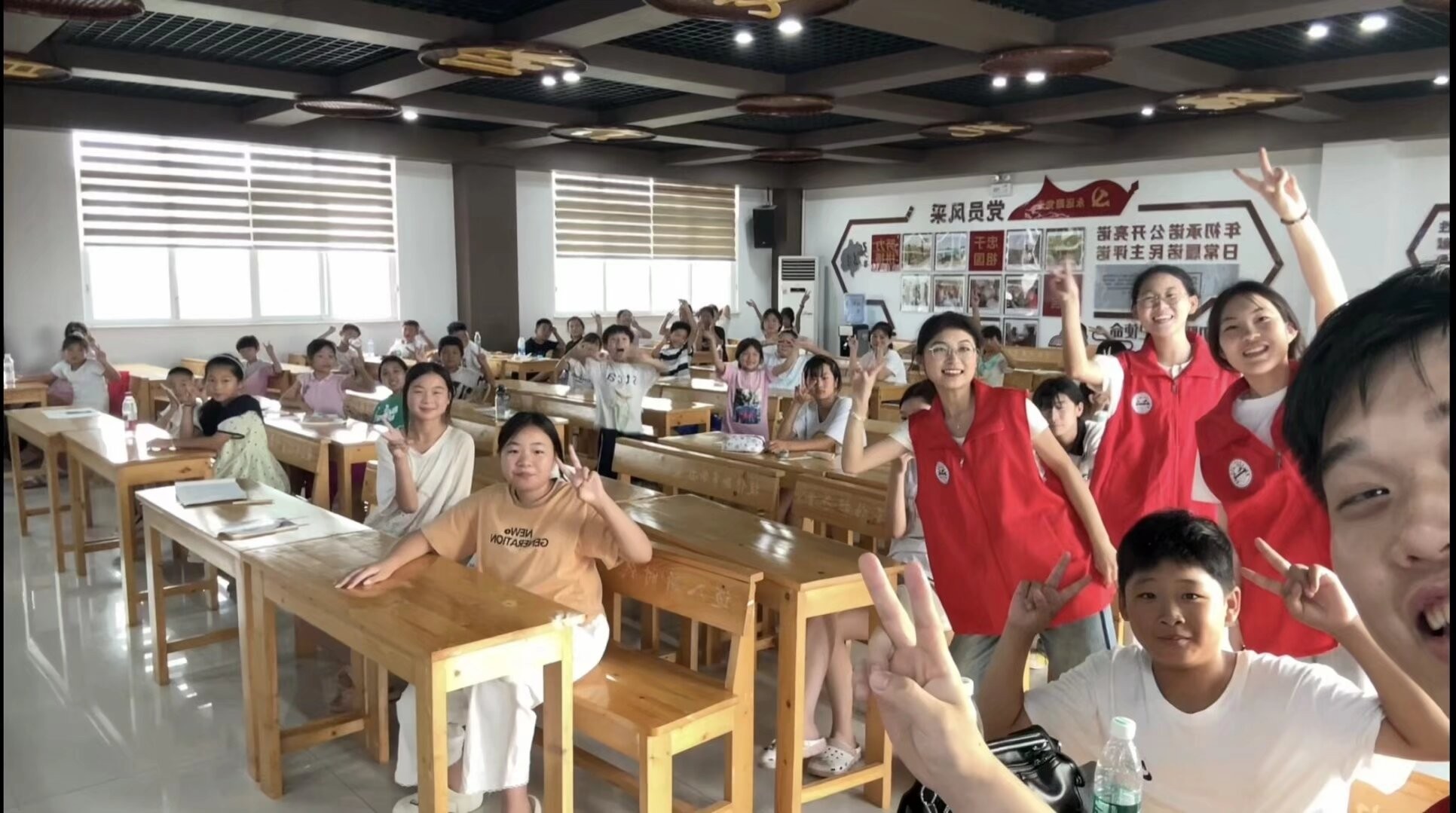 �����������ʱ��־Ը�����Ÿ����ذ�����չ��AIͨʶ���á�Բ������