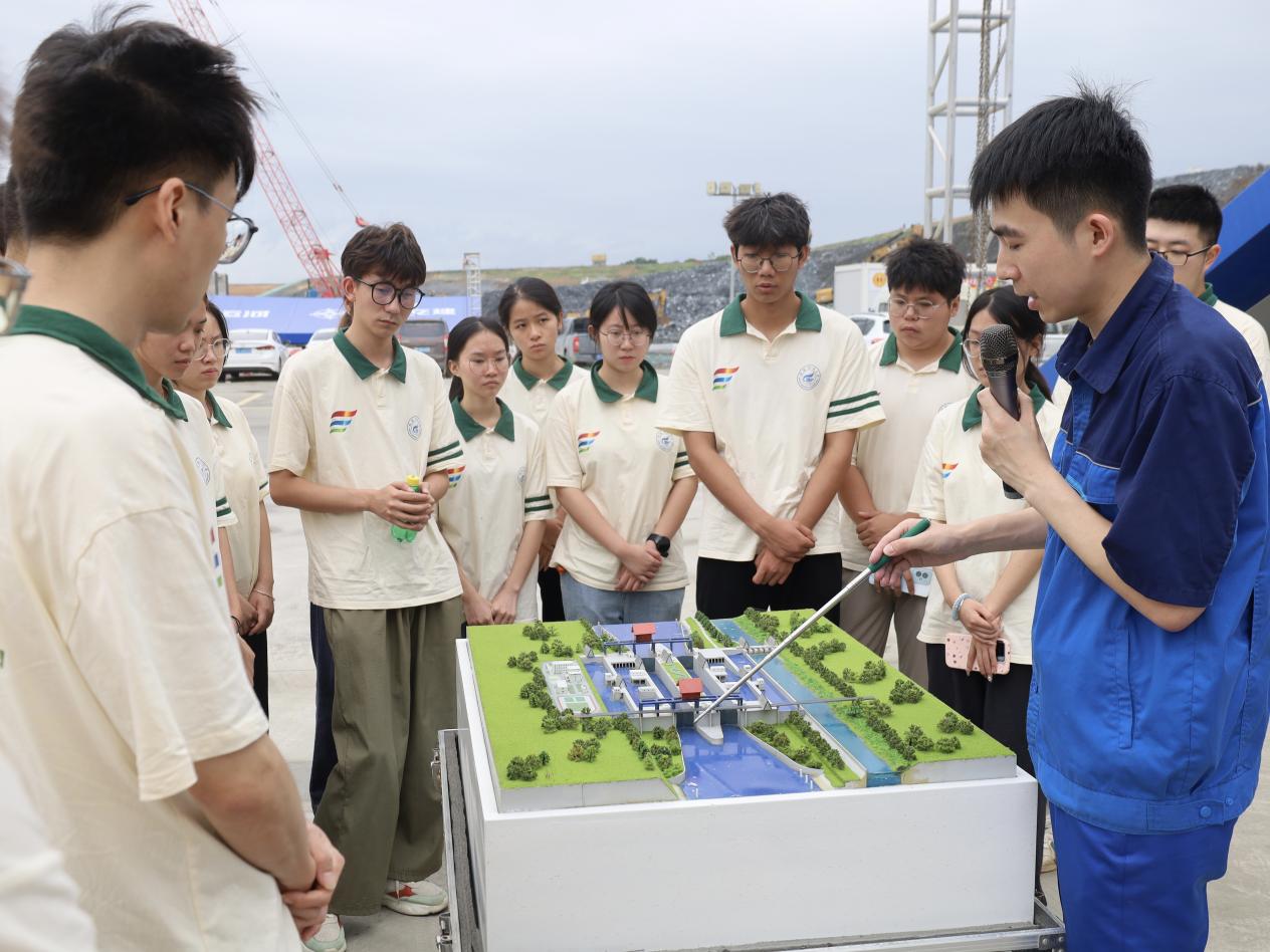 ������ʯ��Ŧ����ɫ���򡪡���������ѧ��ƽ½�˺ӹ���һ�ߵ���