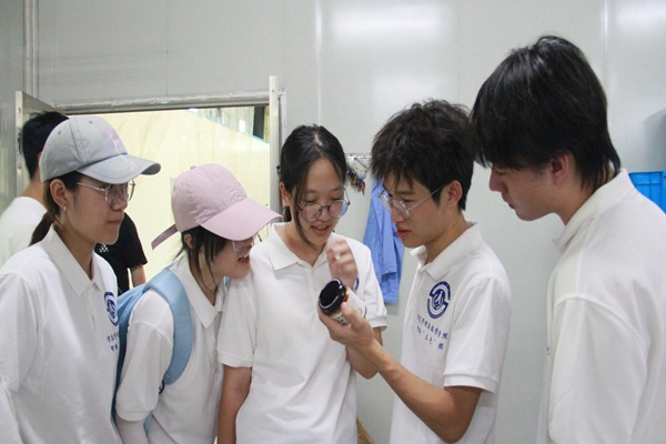 �����ƾ���ѧ���ǻ���ɫ������Ǧɽ��ҵ���ֻ�ת��