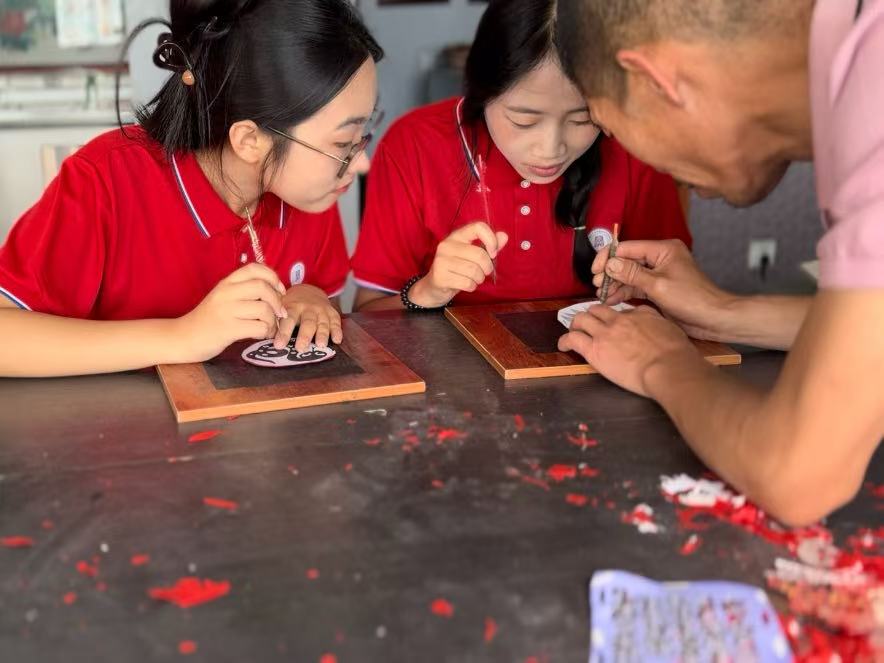 �������ж�������ѧ�ӽ���ε�ط��ż�ֽ��������