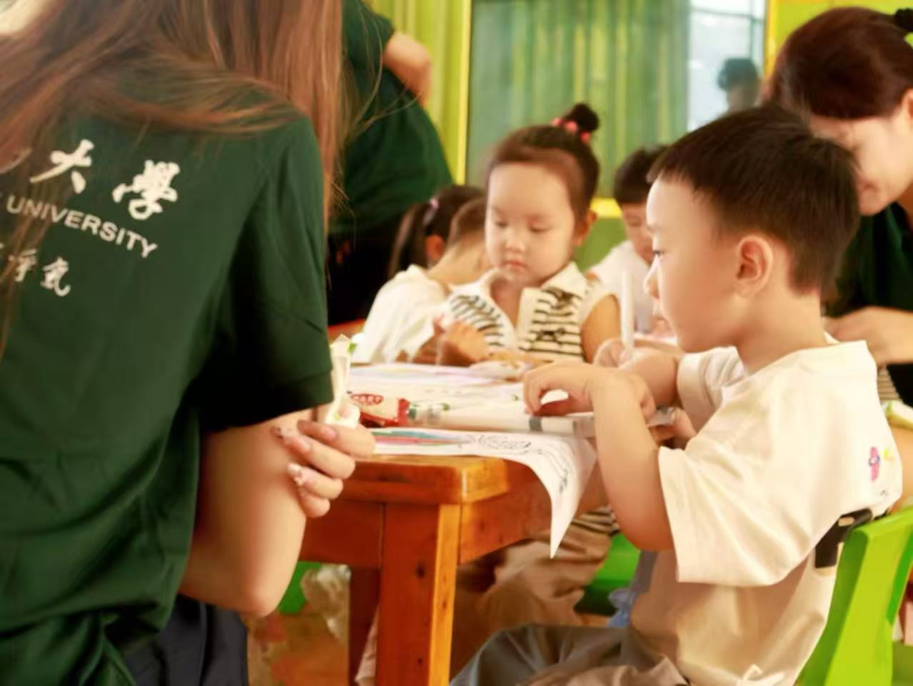 ����Ժ�ǻ�ȼ��ʵ���Ӹ��ɶ��в����Ļ��׶�԰��չ��������