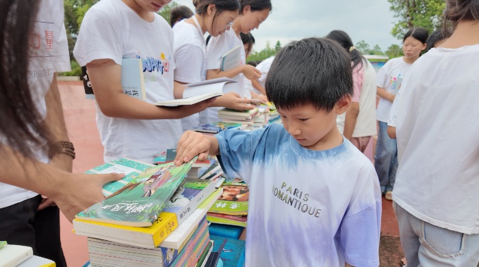 �й�ʯ�ʹ�ѧ���ض��������֧�̽�Ӫ�գ��ԡ����Ϊ�ϣ�Ϊ֧��ʱ�⻭����ů���