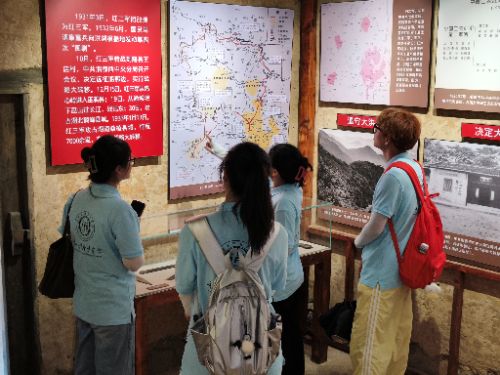 ����Ժѧ���߽���Ϫ����壬̽Ѱ��ɫ�Ļ�ʱ������