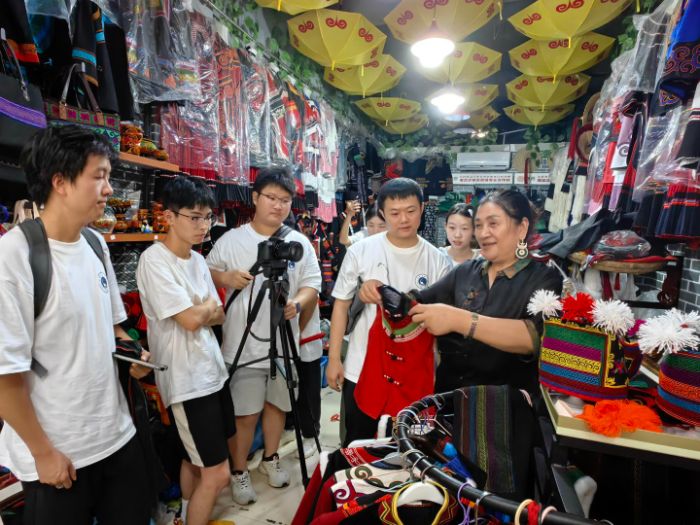 �ɶ�������ѧѧ��̽ѰС��ɽ�����Ļ����ϣ� ���ഺ֮�������Ż���