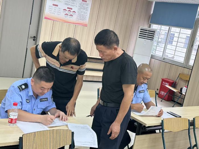 ͼΪ����������Ա��д�����ʾ�