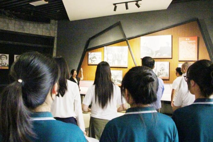 ������������ �ഺ�������ˡ�����ʦ��ѧ�Ӹ���ɽ����չ��ɫ�Ļ�˫��ʵ��